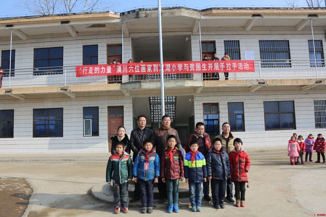 要闻 > 浏览      1月15日,潢川县书画家协会六位画家来到到来龙乡