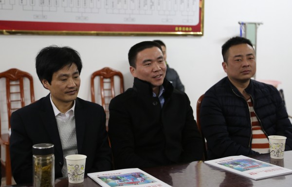 荣获第五届"全国道德模范提名奖"的潢川籍农民工胡阳海,黄春刚(右一