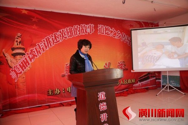 谈店乡宣传委员胡冬梅正在讲述英雄的故事