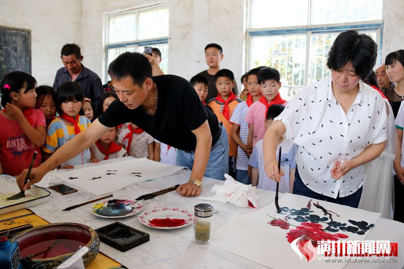 潢川县文联组织赴来龙时大营小学开展关爱留守儿童志愿扶贫活动