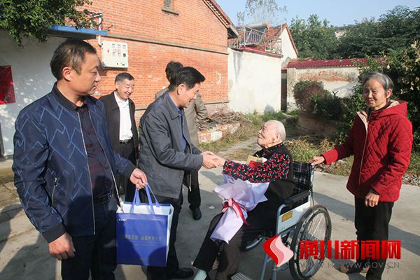 罗先辉走访慰问我县百岁老人和敬老院