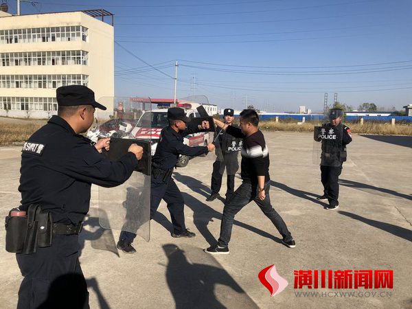 潢川县公安局巡特警大队组织开展维稳处突演练