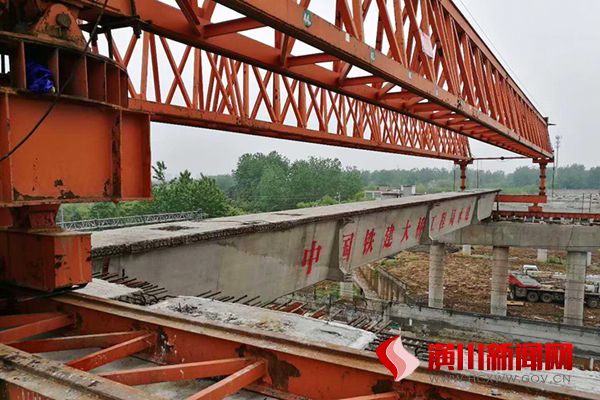 潢川经济开发区公路跨铁路高架桥建设进入关键节点