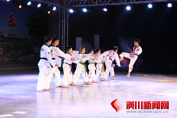 潢川县举办庆“八一”暨首届“最美军人、军属”表彰颁奖晚会