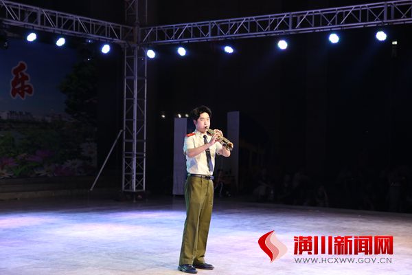 潢川县举办庆“八一”暨首届“最美军人、军属”表彰颁奖晚会