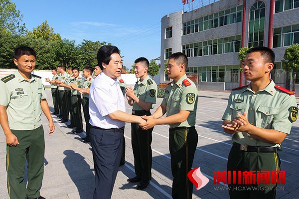县领导走访慰问驻地部队官兵