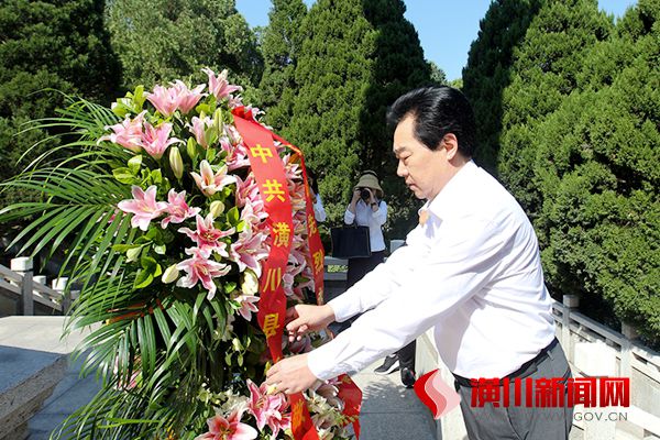 县委理论学习中心组开展“不忘初心、牢记使命”主题教育第一次集中学习研讨