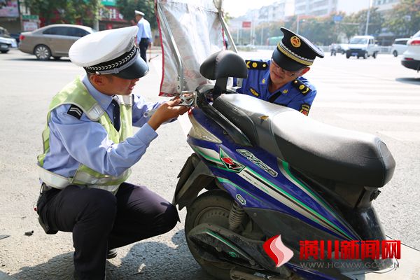潢川县多部门联合专项整治电动车非法加装遮阳伞