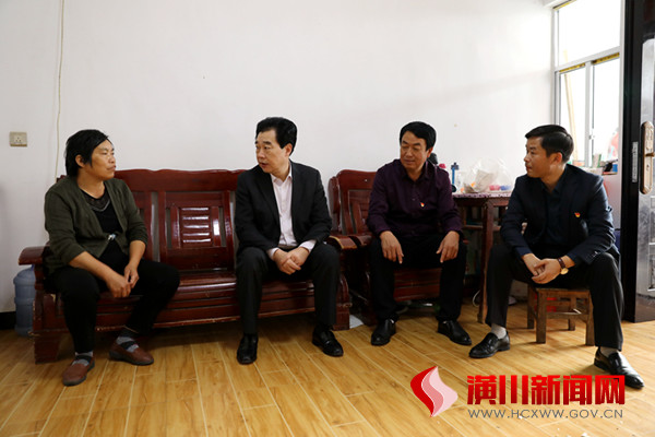 赵亮到仁和镇连岗村走访慰问贫困户