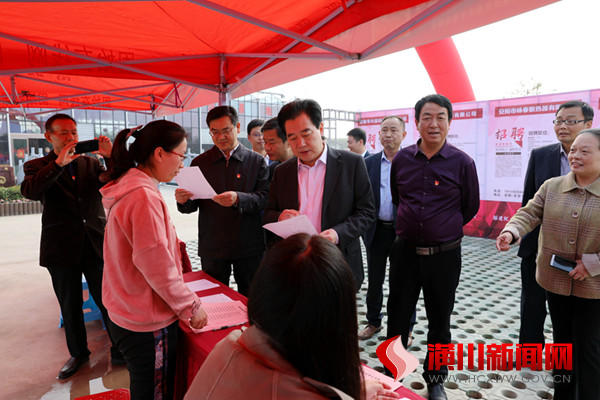赵亮到仁和镇连岗村走访慰问贫困户