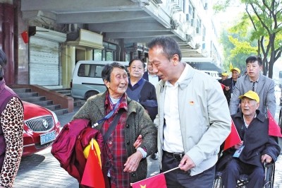 大河报：好人黄久生带着40个“爸妈”游北京 这些孤寡老人完成了圆梦之旅信阳好人黄久生也圆了自己的梦