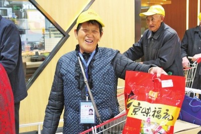大河报：好人黄久生带着40个“爸妈”游北京 这些孤寡老人完成了圆梦之旅信阳好人黄久生也圆了自己的梦