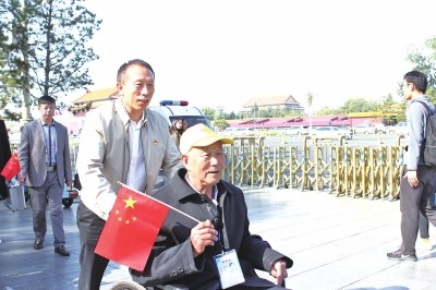 大河报：好人黄久生带着40个“爸妈”游北京 这些孤寡老人完成了圆梦之旅信阳好人黄久生也圆了自己的梦