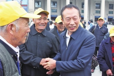 大河报：好人黄久生带着40个“爸妈”游北京 这些孤寡老人完成了圆梦之旅信阳好人黄久生也圆了自己的梦