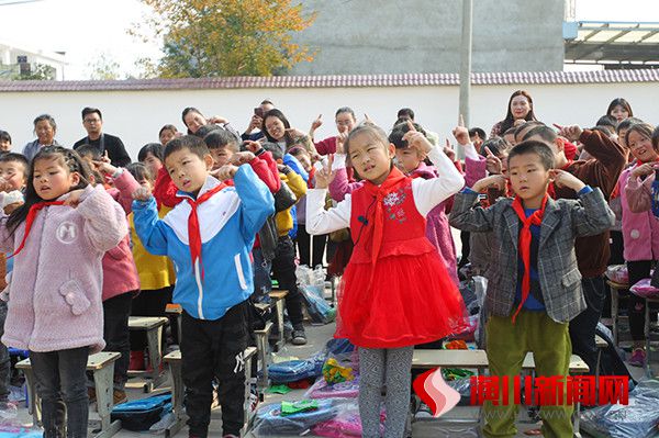 县工信局开展文艺赴隆古冯楼小学志愿服务活动