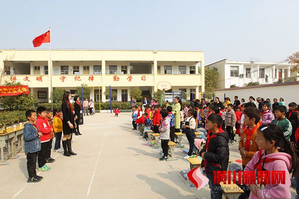 县工信局开展文艺赴隆古冯楼小学志愿服务活动