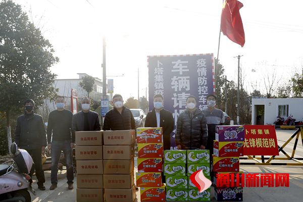 县委宣传部联合爱心企业、爱心人士为防控一线人员送爱心