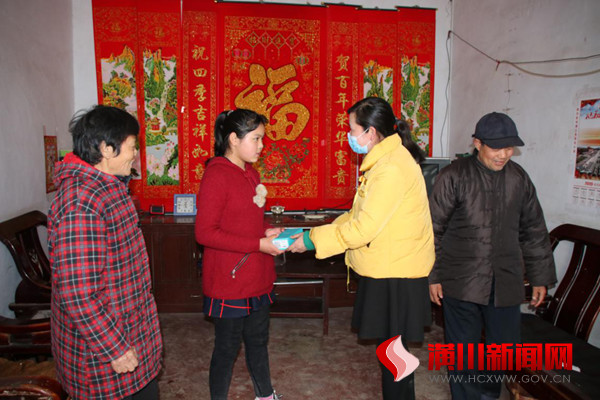 踅孜镇为贫困学生发放华为智能手机