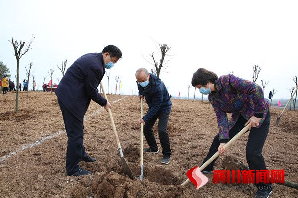 潢川县开展春季义务植树活动