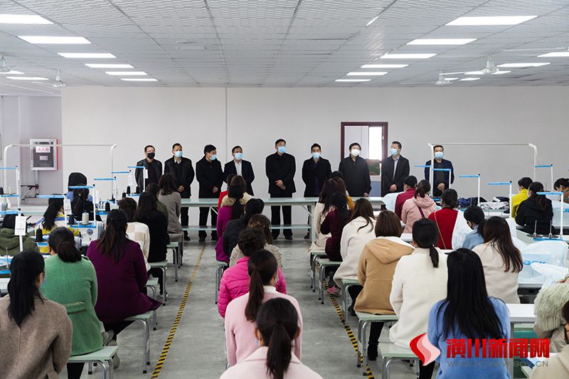 潢川县新日美服饰有限公司举行开业仪式