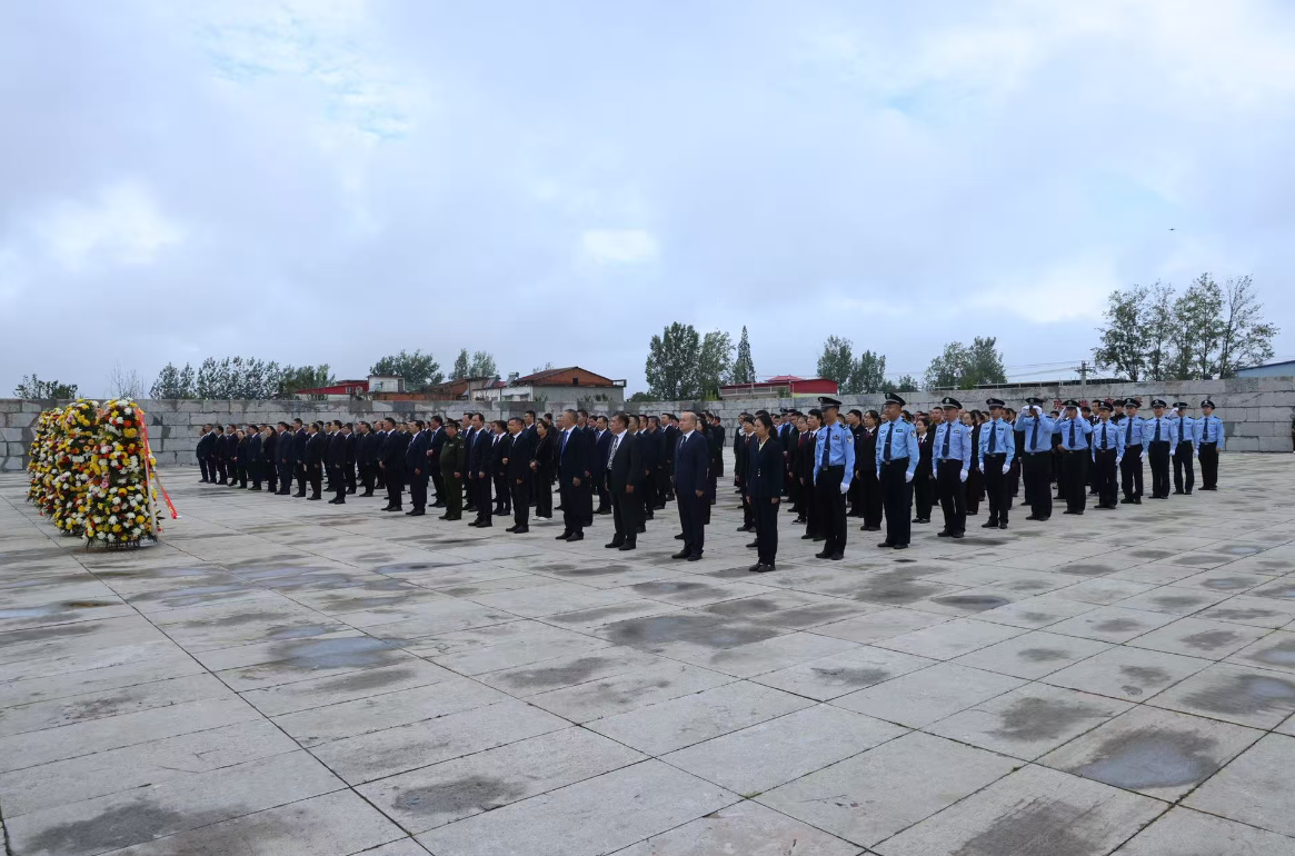 致敬英烈 赓续血脉——潢川举行向革命烈士敬献花篮仪式  