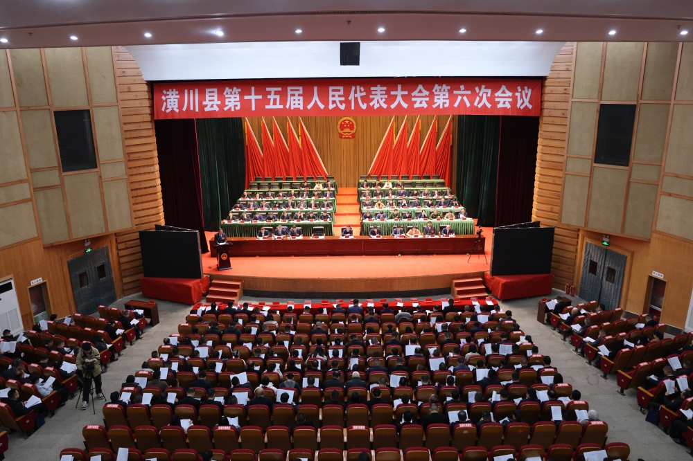 县十五届人大六次会议举行第二次全体会议