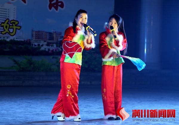 桃林镇韩文丽姐妹表演的二人转《小拜年》